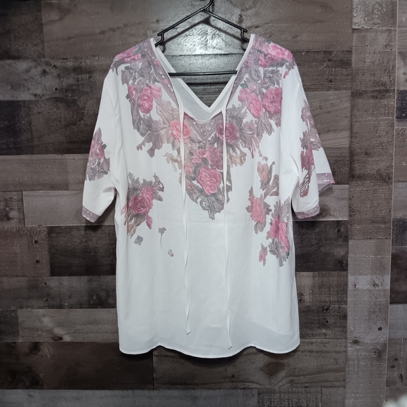 Floral Print V-Neck Women's Top - Picture 2 of 4